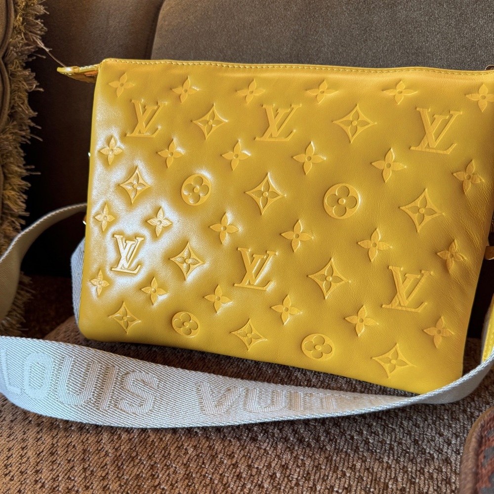 LOUIS VUITTON
Lambskin Embossed Monogram Coussin PM Sunflower (no chain strap).✨